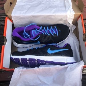 NIB Nike Revolution 2